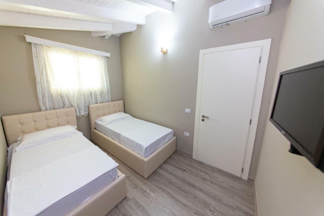 Hotel Roi Radhimë Exterior foto